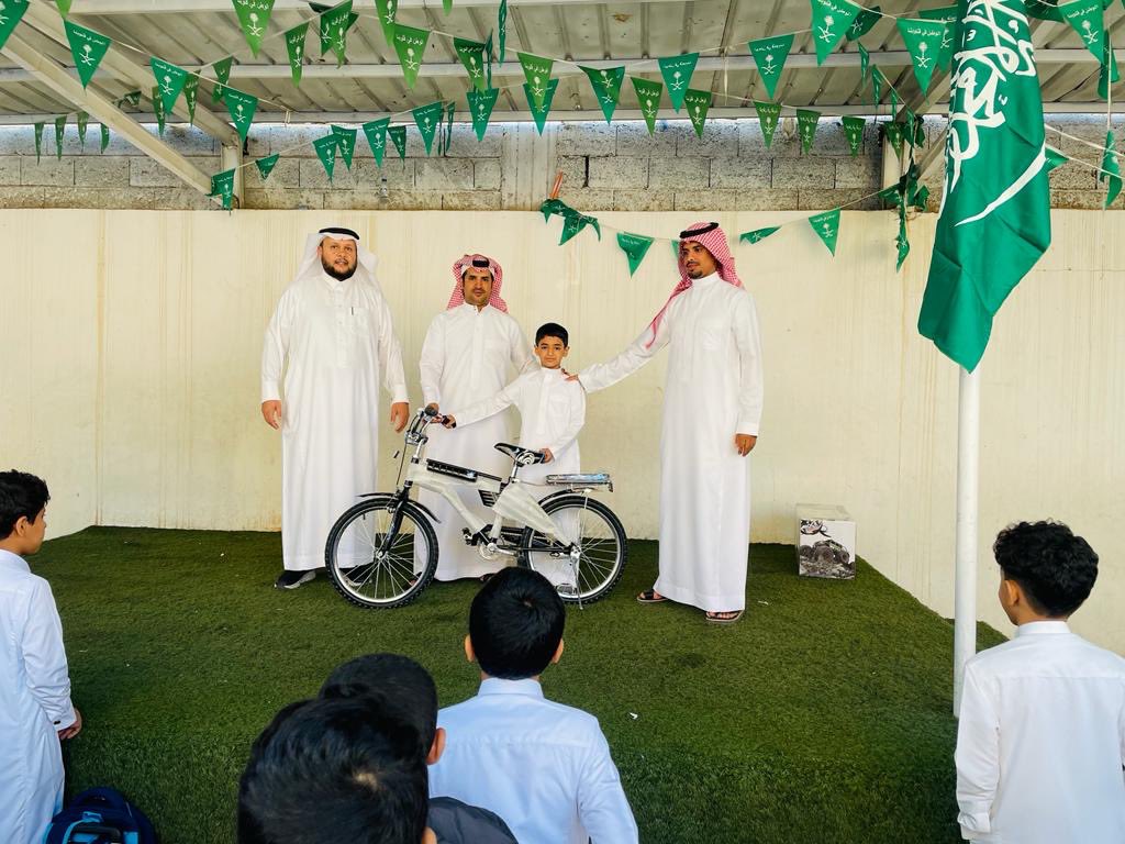 AJELNEWS24's tweet photo. مدرسة ابن النفيس الابتدائية بخميس مشيط تكرم الطالب مشعل بدر الشهراني ؛ تقديراً وعرفاناََ لما نقله من صورة حسنة عن أخلاقيات المجتمع السعودي ، وتأسياََ لما توليه القيادة الرشيدة من نقل الآثار الحميدة في مجتمعنا.
- https://t.co/P6jD4vQn7f