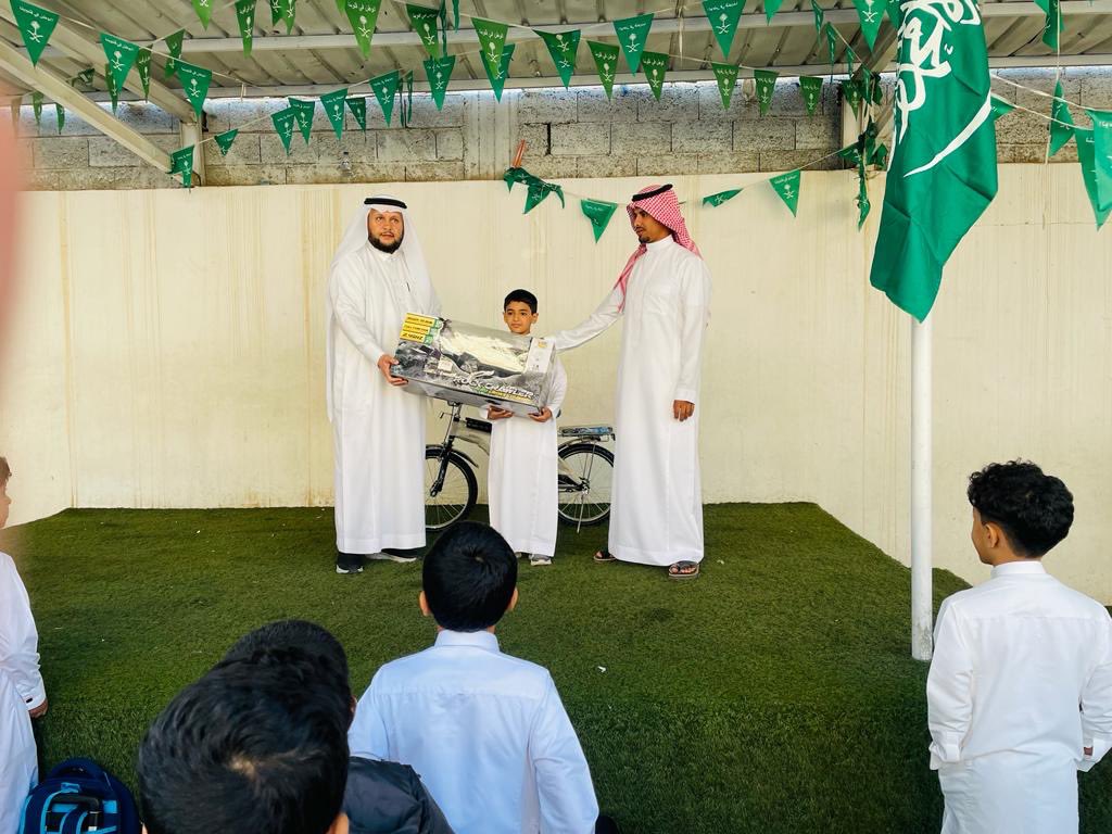 AJELNEWS24's tweet photo. مدرسة ابن النفيس الابتدائية بخميس مشيط تكرم الطالب مشعل بدر الشهراني ؛ تقديراً وعرفاناََ لما نقله من صورة حسنة عن أخلاقيات المجتمع السعودي ، وتأسياََ لما توليه القيادة الرشيدة من نقل الآثار الحميدة في مجتمعنا.
- https://t.co/P6jD4vQn7f