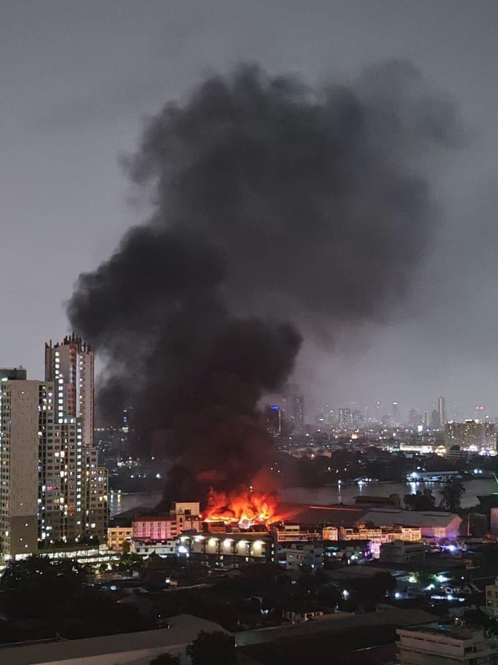 ด่วน!!!เวลา 20.57 น. 
เกิดเหตุเพลิงไหม้โกดัง 
ใกล้ซอยราษฎร์บูรณะ 15
#ฝนตกหนัก  #ไฟไหม้