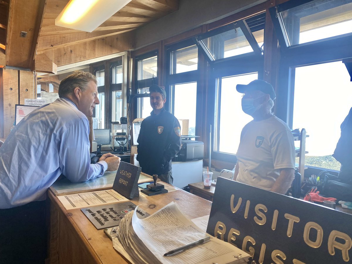 GovChrisSununu's tweet photo. We brought the Executive Council to new heights today...literally...with the first-ever Executive Council meeting held atop the Mt. Washington Observatory @MWObs.

Tourism is BOOMING in the North Country. With foliage season just around the corner, you'll want to be here! 🏔️🍂 https://t.co/kGQTKD2pUj