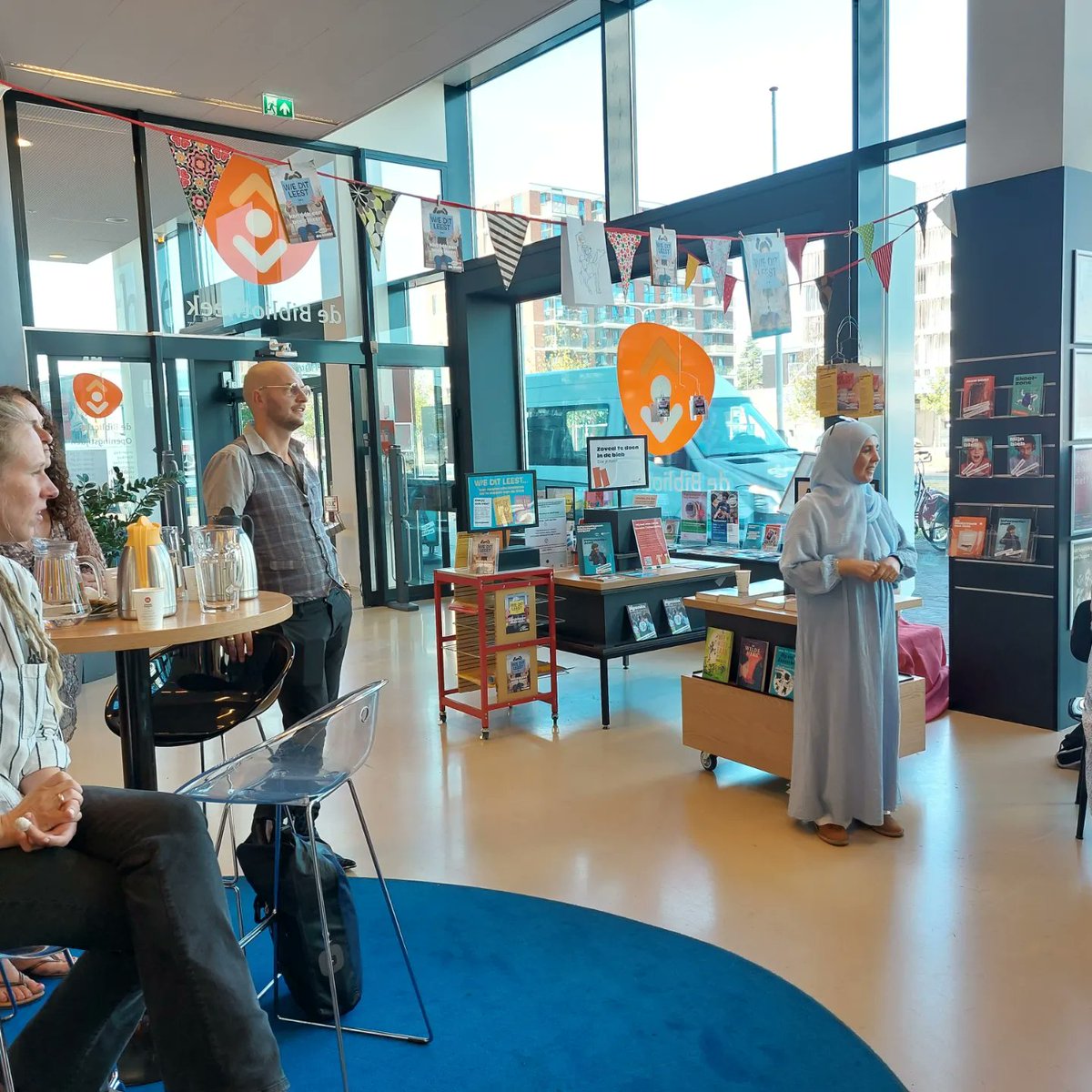 HPLassche's tweet photo. Vanochtend een bijeenkomst over digitale veiligheid in bibliotheek Kanaleneiland met onder andere wijkwethouder Dennis de Vries en initiatiefneemster Amina Berkane. Nuttige bijeenkomst, veel tips.
Ik heb een reportage gemaakt voor @UindeWijk030 Volgende week in de uitzending. https://t.co/iQYCrTM1C4