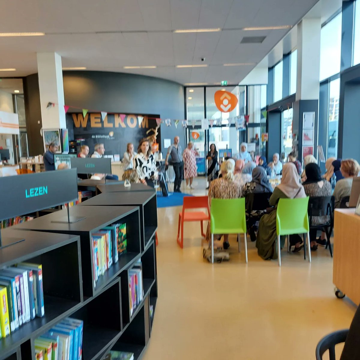 HPLassche's tweet photo. Vanochtend een bijeenkomst over digitale veiligheid in bibliotheek Kanaleneiland met onder andere wijkwethouder Dennis de Vries en initiatiefneemster Amina Berkane. Nuttige bijeenkomst, veel tips.
Ik heb een reportage gemaakt voor @UindeWijk030 Volgende week in de uitzending. https://t.co/iQYCrTM1C4