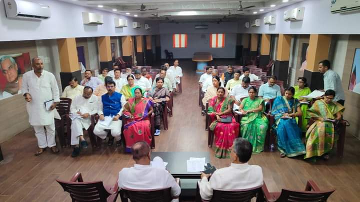 schaurasiabjp's tweet image. आगामी कार्ययोजना हेतु प्रदेश पदाधिकारियों की बैठक में सम्मिलित हुआ। जिसमें मा. प्रदेश अध्यक्ष डॉ० @sanjayjaiswalMP जी एवं मा. संगठन महामंत्री श्री @bhikhubhaidbjp जी का मार्गदर्शन प्राप्त हुआ।