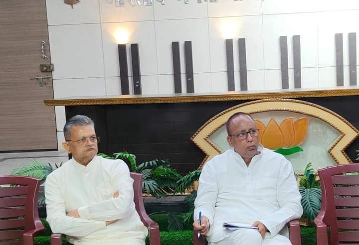 schaurasiabjp's tweet image. आगामी कार्ययोजना हेतु प्रदेश पदाधिकारियों की बैठक में सम्मिलित हुआ। जिसमें मा. प्रदेश अध्यक्ष डॉ० @sanjayjaiswalMP जी एवं मा. संगठन महामंत्री श्री @bhikhubhaidbjp जी का मार्गदर्शन प्राप्त हुआ।