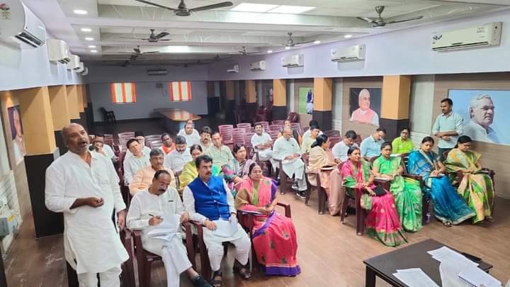 schaurasiabjp's tweet image. आगामी कार्ययोजना हेतु प्रदेश पदाधिकारियों की बैठक में सम्मिलित हुआ। जिसमें मा. प्रदेश अध्यक्ष डॉ० @sanjayjaiswalMP जी एवं मा. संगठन महामंत्री श्री @bhikhubhaidbjp जी का मार्गदर्शन प्राप्त हुआ।