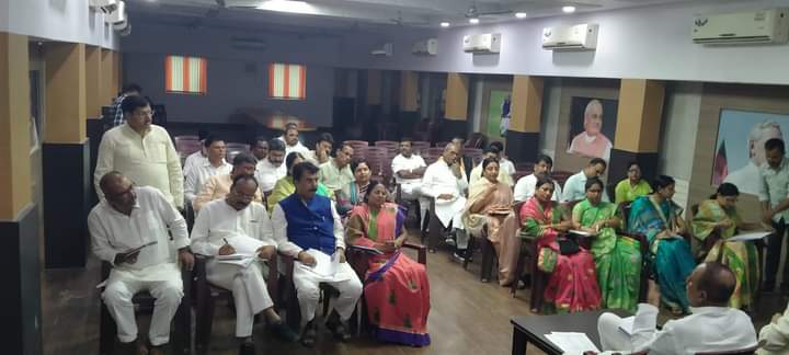 schaurasiabjp's tweet image. आगामी कार्ययोजना हेतु प्रदेश पदाधिकारियों की बैठक में सम्मिलित हुआ। जिसमें मा. प्रदेश अध्यक्ष डॉ० @sanjayjaiswalMP जी एवं मा. संगठन महामंत्री श्री @bhikhubhaidbjp जी का मार्गदर्शन प्राप्त हुआ।