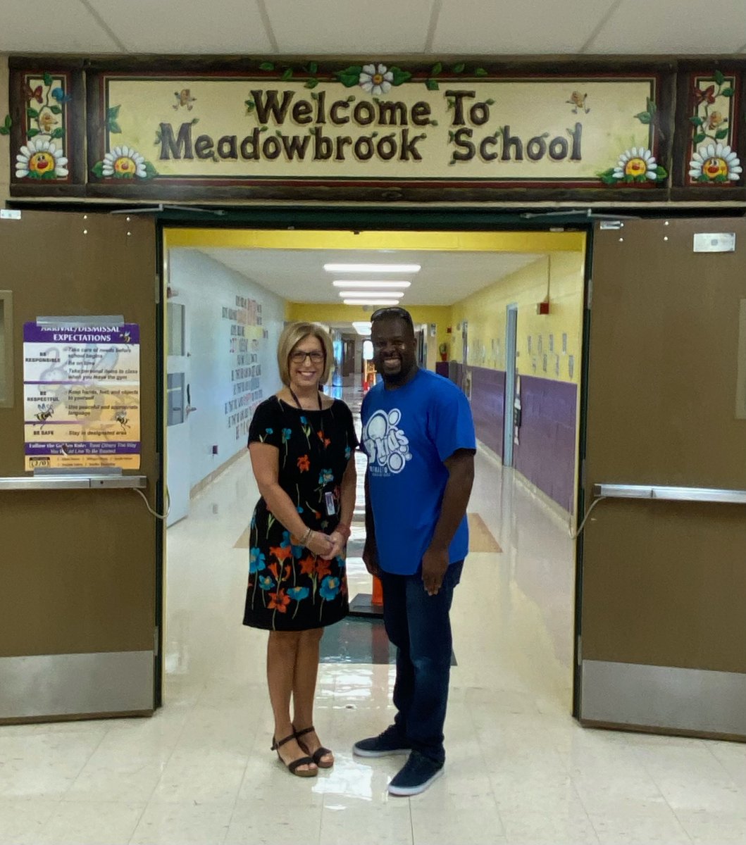 Meadowbrook111's tweet photo. Our morning started out wonderful at MB being able to meet with Pastor Desmond Wellington, children's pastor at Bethalto Church of God. We also appreciate all of the school supplies donated by the church.
#kindness #corntasticday https://t.co/BdnNgXl4RE