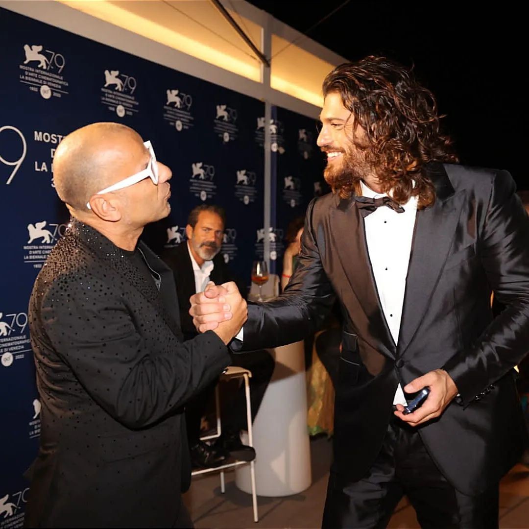 CClubItalia's tweet photo. Posted @withregram β’ #djTrizza Le Belle Persone ed i Veri Amici si riconoscono sempre, grazie #CanYaman. #TerrazzaBiennale #MostraDelCinemaDiVenezia https://t.co/xZpOHtB65r