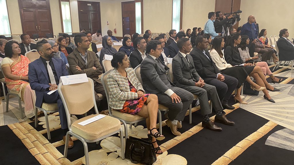 #HappeningNow
Cérémonie de remise de certificats du #FETP Frontline One Health pour 30 professionnels de #santé mauriciens 🇲🇺 et ce à l’occasion de la Journée mondiale de l’épidémiologie de terrain.

#WorldFieldEpidemiologyDay