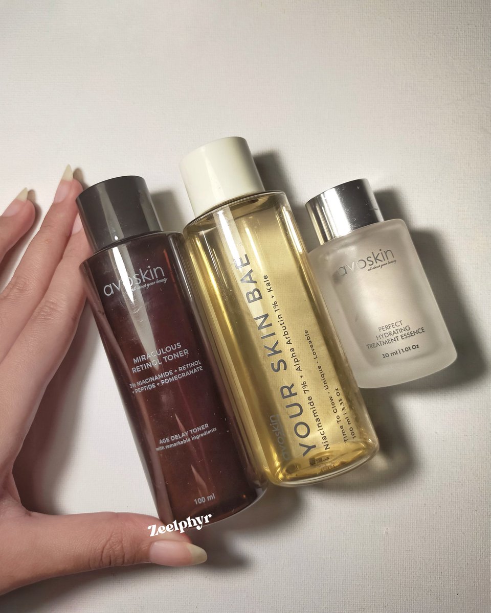 zeelphyr's tweet photo. Misi mau ngeracun 3 toner dengan segudang manfaat dari @avoskinbeauty

Ketiga toner ini yang paling sering menemaniku beberapa bulan terakhir❣️

Cuss simak review singkatnya
 
✨𝐓𝐨𝐧𝐞𝐫 𝐅𝐚𝐯 𝐝𝐢 𝐛𝐮𝐥𝐚𝐧 𝐀𝐠𝐮𝐬𝐭𝐮𝐬✨
-A thread
 
#ChilReviewShelf #TellAvoskinStory https://t.co/k5QRvxJUb8