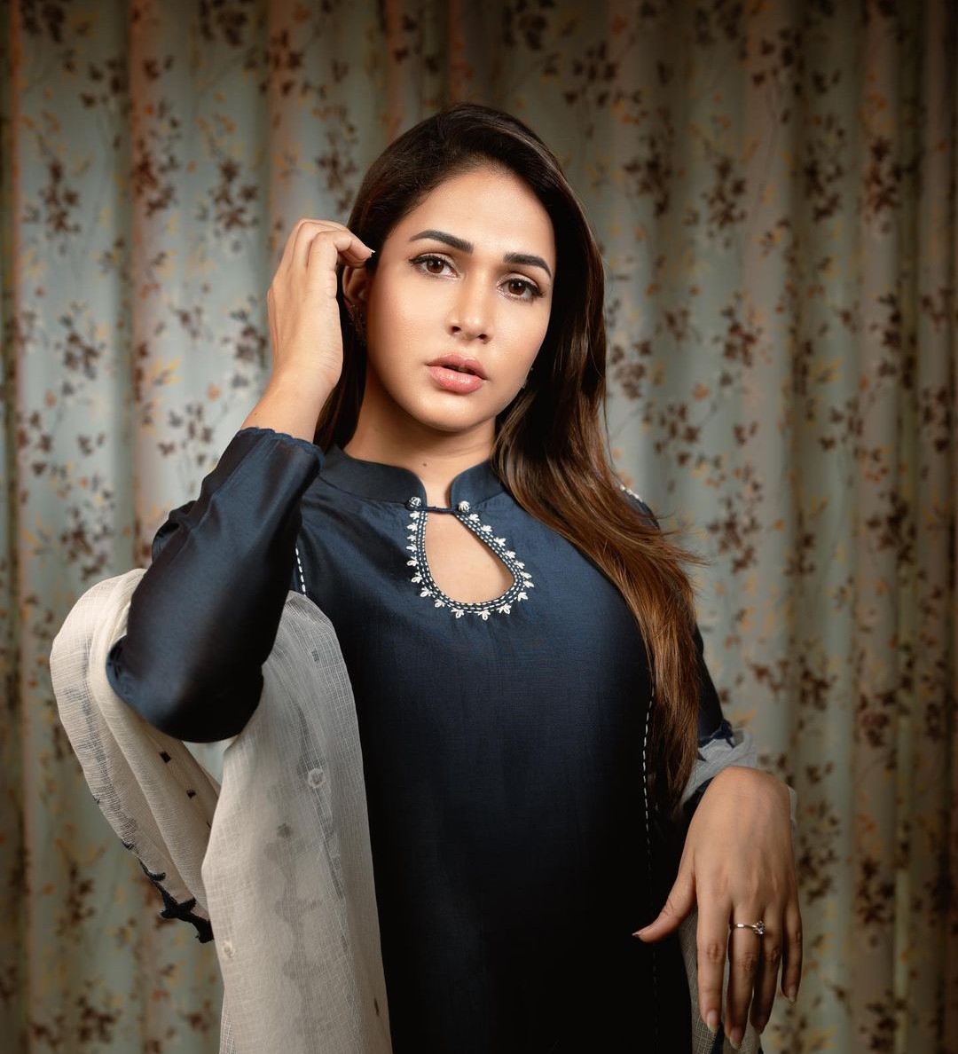 mangovideos's tweet photo. Stunning Beauty 💫
#LavanyaTripathi 🖤

#DimpleBeauty @Itslavanya #Tollywood #MangoVideos https://t.co/FLDBH7QNTd