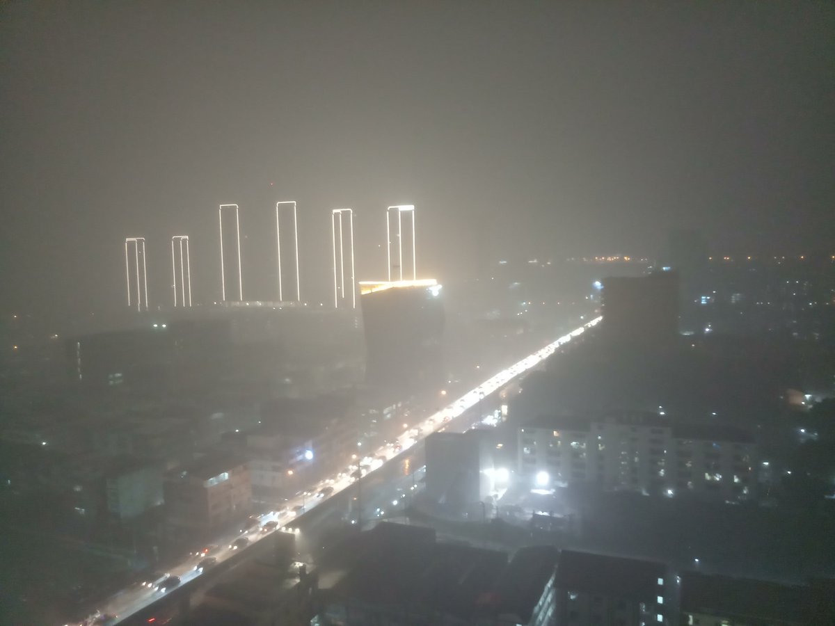 Sony1678Sri's tweet photo. @js100radio #รามคำแหง79 ฝนตกหนัก ลมแรงมาก https://t.co/TWWzEVf0nN