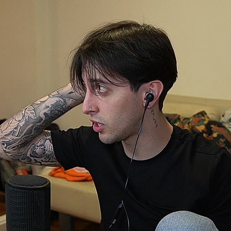 ⠀⠀⠀⠀
⠀⠀⠀⠀kuroo tetsurō - 22
⠀⠀⠀⠀new acc on #hqrp
⠀⠀⠀⠀singer + streamer 
⠀⠀⠀⠀¿ fav and rt ?