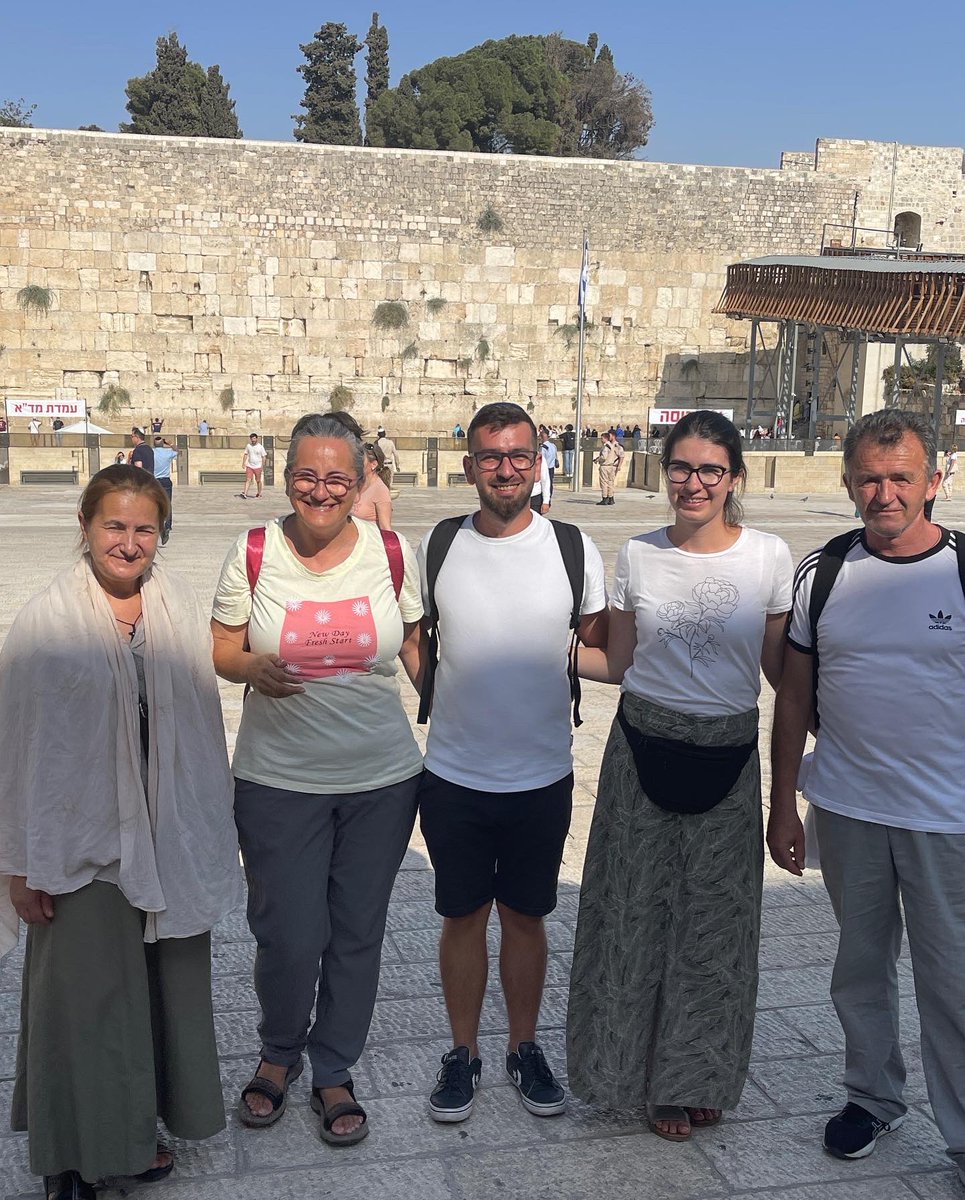 IsraelcuTomer's tweet photo. 4 oameni frumoși din Maramureșul meu drag în vizită în Țara Sfântă, la un super tur pietonal în Ierusalim🙏🤗🥰.
.
.
.
#ghitomer #ghidisrael #ghidierusalim
#israel2022 #Israel https://t.co/u7eI1LVOsR
