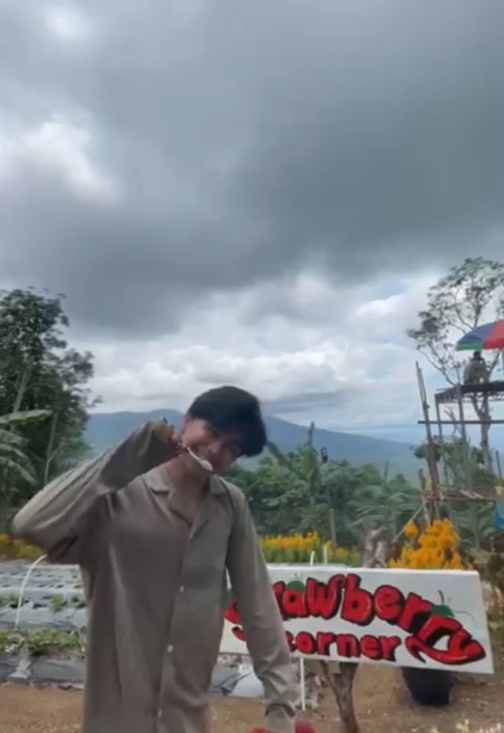 empuerto08mck's tweet photo. Wht if mag absent ako Tom tas i excuse ko na bday kasi ni Mackie HAHAHHAHAchr

#MackieTurnsSeventeen 
17 NA SI MACKIE https://t.co/aicpZk9fFK