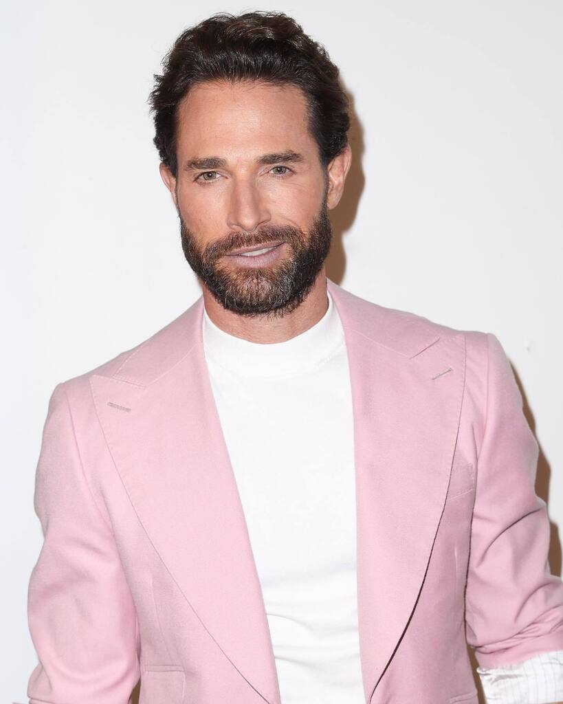Para cuando uno anda rosado… qué pomada recomiendan? 🤔🤪🕺
Sean serios con los comentarios🤨🧐😄
Stylist @rodrigoaalcantara 🚀💥
#losricostambienlloran #miami #actorslife instagr.am/p/CiNTdzcgk7W/