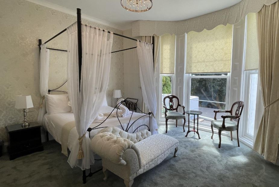TheBBDirectory's tweet photo. If you are planning to treat your loved one to a romantic break, book your stay at The Glenorleigh. Make it extra-special by booking the four-poster room.
https://t.co/R0L72XPqiU
#Accommodation #VictorianVilla #RomanticGetaway #Couples #FourPoster #Torquay #EnglishRiviera #Devon https://t.co/ImPY6dv5P0