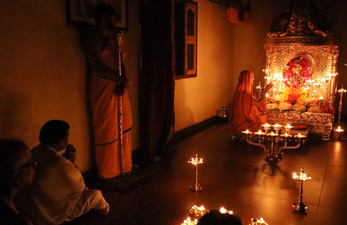 ShankaraPeetha's tweet photo. ಮೀನುಗಾರಿಕೆ, ಬಂದರು‌ ಹಾಗೂ ಒಳನಾಡು ಜಲಸಾರಿಗೆ ಸಚಿವರಾದ ಶ್ರೀ ಎಸ್. ಅಂಗಾರ ಇವರು ಇಂದು #ಗುರುಕುಲ_ಚಾತುರ್ಮಾಸ್ಯ ದ ಸುಸಂದರ್ಭದಲ್ಲಿ ಶ್ರೀಪೂಜೆಯಲ್ಲಿ ಉಪಸ್ಥಿತರಿದ್ದು, ಶ್ರೀಸಂಸ್ಥಾನದವರನ್ನು ಭೇಟಿಯಾಗಿ ಆಶೀರ್ವಾದವನ್ನು ಪಡೆದರು.

@AngaraSBJP https://t.co/RcrLT14bKb