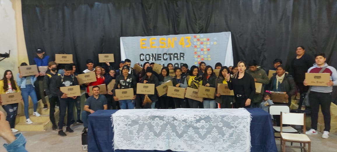 ELEChaco's tweet photo. Los estudiantes de las EES Nº 43 de Juan José Castelli y 132 del Paraje La Gerónima ya cuentan con sus netbooks de @conectarigualdad, para estudiar y divertirse https://t.co/wyYzl0ypGV