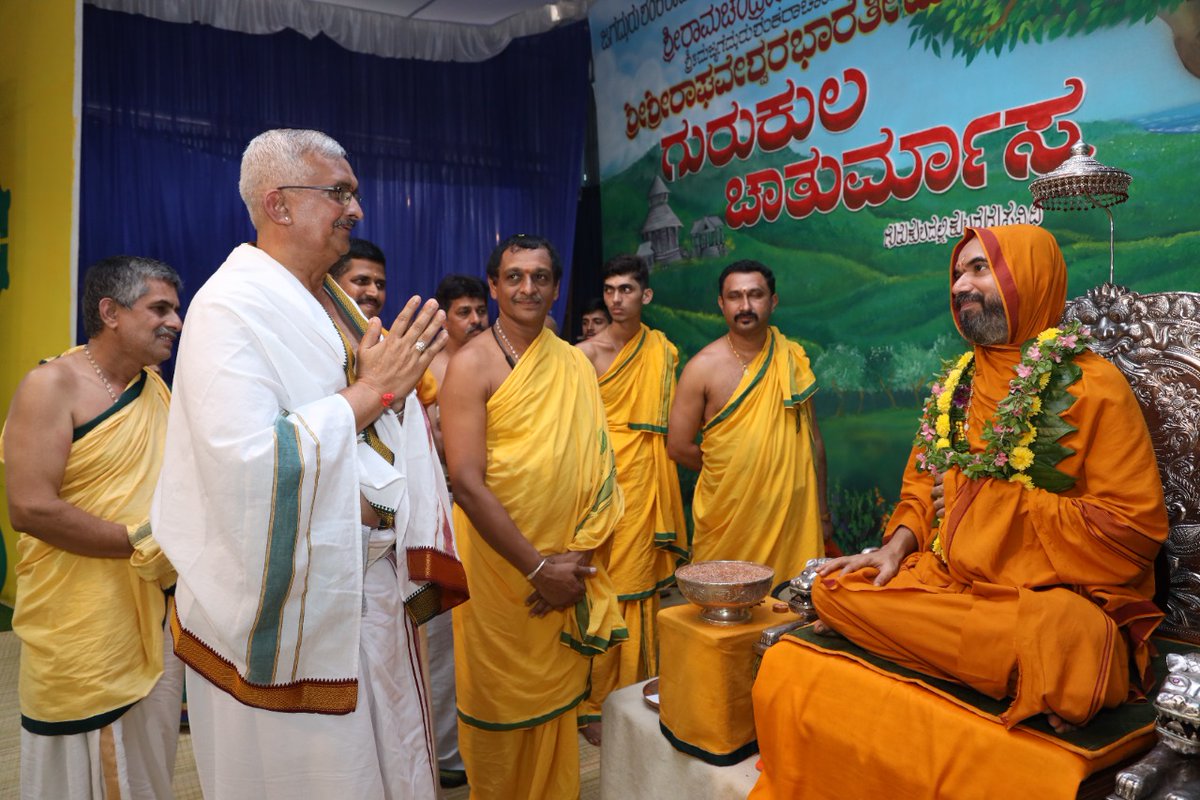 ShankaraPeetha's tweet photo. ಕರ್ನಾಟಕ ವಿಧಾನ ಪರಿಷತ್ತಿನ ಮಾನ್ಯ ಶಾಸಕರಾದ ಶ್ರೀ ಪ್ರತಾಪ ಸಿಂಹ ನಾಯಕ್ ಇವರು ��ಂದು #ಗುರುಕುಲ_ಚಾತುರ್ಮಾಸ್ಯ ದ ಸುಸಂದರ್ಭದಲ್ಲಿ  ಶ್ರೀಸಂಸ್ಥಾನದವರನ್ನು ಭೇಟಿಯಾಗಿ ಆಶೀರ್ವಾದವನ್ನು ಪಡೆದರು. https://t.co/eZiiiMFEKN