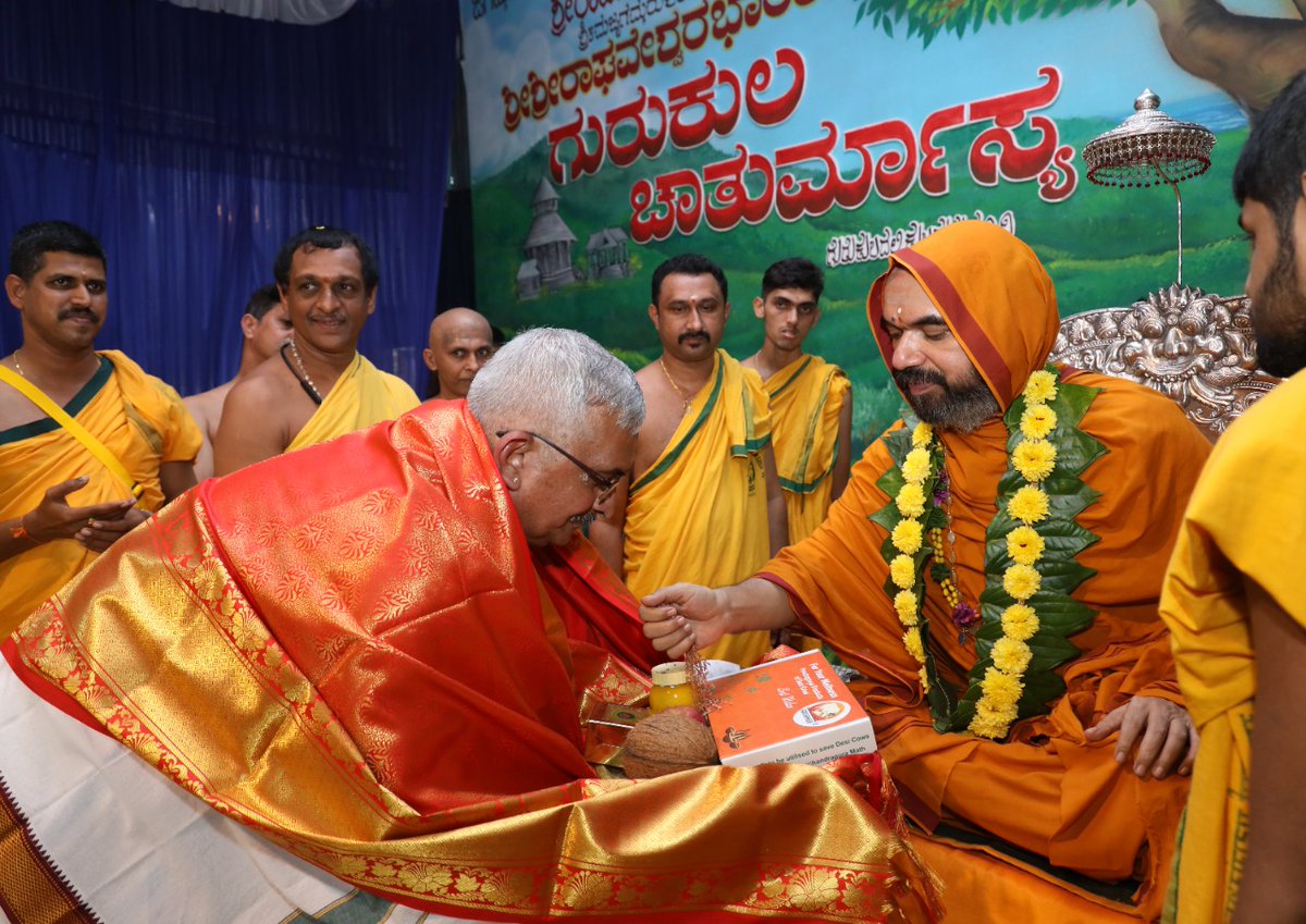 ShankaraPeetha's tweet photo. ಕರ್ನಾಟಕ ವಿಧಾನ ಪರಿಷತ್ತಿನ ಮಾನ್ಯ ಶಾಸಕರಾದ ಶ್ರೀ ಪ್ರತಾಪ ಸಿಂಹ ನಾಯಕ್ ಇವರು ��ಂದು #ಗುರುಕುಲ_ಚಾತುರ್ಮಾಸ್ಯ ದ ಸುಸಂದರ್ಭದಲ್ಲಿ  ಶ್ರೀಸಂಸ್ಥಾನದವರನ್ನು ಭೇಟಿಯಾಗಿ ಆಶೀರ್ವಾದವನ್ನು ಪಡೆದರು. https://t.co/eZiiiMFEKN