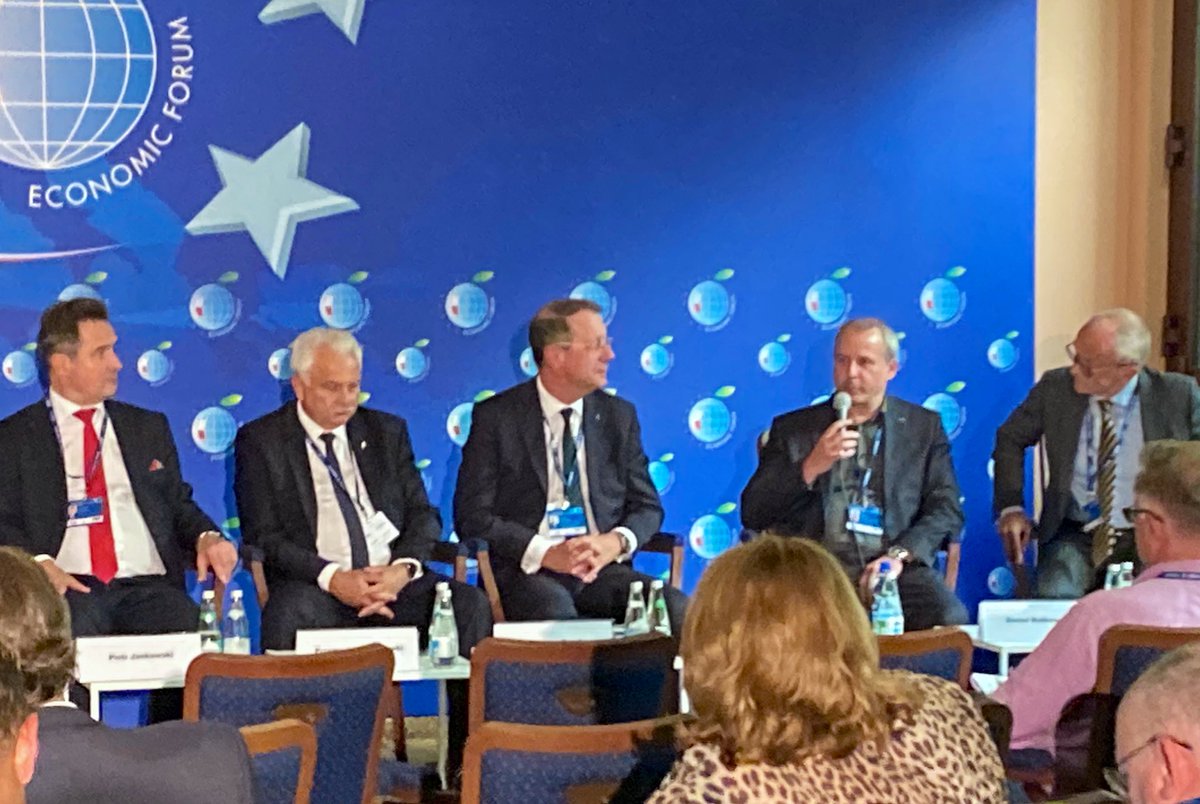 DzielakD's tweet photo. Dyrektor #DanielRutkowski #NFZ 🗣💬
@NFZ_GOV_PL dołoży wszelkich starań by opieką kardiologiczną #KOS_Zawał została objęta jak największa populacja pacjentów
#ForumEkonomiczne #ForumZdrowia #kardiologia #innowacje https://t.co/YbXFzMhw0C