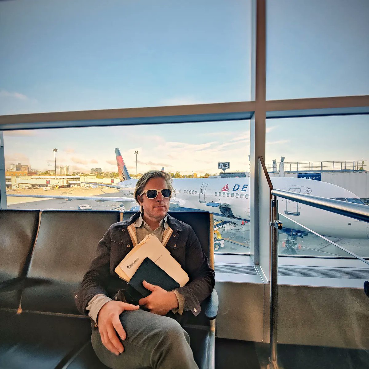 HawkeVideo's tweet photo. It took me way too long to take two selfies with my phone perched on my bag. Lots of eyes rolling in this lounge 🙄 Heading to the @BAB_Network Transatlantic Conference hosted by @BACCOhio in my lucky @highenergyvintage jacket!

🇬🇧 #BATC2022 #BABN #BABCNE #BABCNENEXTGEN 🇺🇲 https://t.co/3OnzOm6bzS