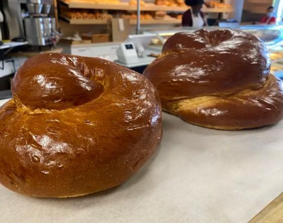 Breads_Ultd's tweet image. It's almost time for Rosh Hashanah! Come by and pre-order your challahs, cakes, babkas, rugelach, babkas, etc. today! Available online, over the phone, or in the store!