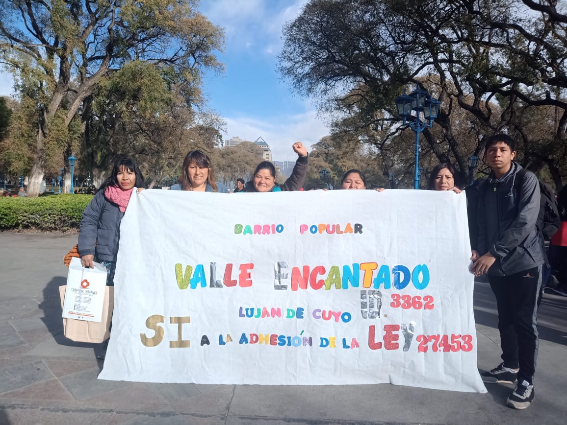 🔸 Como ellos en la puerta de la legislatura provincial, esperamos con mucha esperanza poder tratar hoy la adhesión a la ley nacional de #BarriosPopulares para que el acceso a la vivienda digna sea un derecho para todos y todas. 
.
#renabap