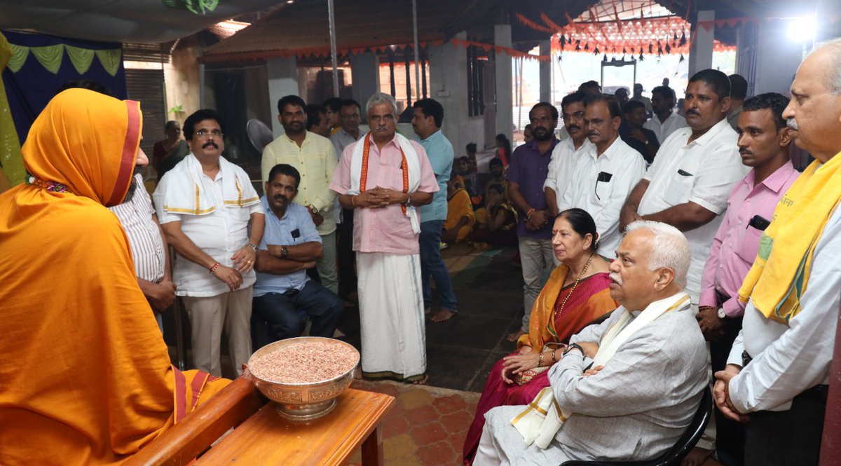 ShankaraPeetha's tweet photo. ಹಳಿಯಾಳ-ಜೋಯಿಡಾ ಕ್ಷೇತ್ರದ ಮಾನ್ಯ ಶಾಸಕರು ಹಾಗೂ ಮಾಜಿ ಸಚಿವರೂ ಆದ ಶ್ರೀ ಆರ್. ವಿ. ದೇಶಪಾ���ಡೆ ಇವರು ಇಂದು #ಗುರುಕುಲ_ಚಾತುರ್ಮಾಸ್ಯ ದ ಸುಸಂದರ್ಭದಲ್ಲಿ  ಶ್ರೀಸಂಸ್ಥಾನದವರನ್ನು ಭೇಟಿಯಾಗಿ ಆಶೀರ್ವಾದವನ್ನು ಪಡೆದರು.

@RV_Deshpande https://t.co/0D29zy1pQh