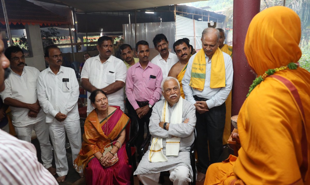 ShankaraPeetha's tweet photo. ಹಳಿಯಾಳ-ಜೋಯಿಡಾ ಕ್ಷೇತ್ರದ ಮಾನ್ಯ ಶಾಸಕರು ಹಾಗೂ ಮಾಜಿ ಸಚಿವರೂ ಆದ ಶ್ರೀ ಆರ್. ವಿ. ದೇಶಪಾ���ಡೆ ಇವರು ಇಂದು #ಗುರುಕುಲ_ಚಾತುರ್ಮಾಸ್ಯ ದ ಸುಸಂದರ್ಭದಲ್ಲಿ  ಶ್ರೀಸಂಸ್ಥಾನದವರನ್ನು ಭೇಟಿಯಾಗಿ ಆಶೀರ್ವಾದವನ್ನು ಪಡೆದರು.

@RV_Deshpande https://t.co/0D29zy1pQh