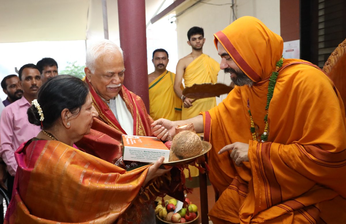 ShankaraPeetha's tweet photo. ಹಳಿಯಾಳ-ಜೋಯಿಡಾ ಕ್ಷೇತ್ರದ ಮಾನ್ಯ ಶಾಸಕರು ಹಾಗೂ ಮಾಜಿ ಸಚಿವರೂ ಆದ ಶ್ರೀ ಆರ್. ವಿ. ದೇಶಪಾ���ಡೆ ಇವರು ಇಂದು #ಗುರುಕುಲ_ಚಾತುರ್ಮಾಸ್ಯ ದ ಸುಸಂದರ್ಭದಲ್ಲಿ  ಶ್ರೀಸಂಸ್ಥಾನದವರನ್ನು ಭೇಟಿಯಾಗಿ ಆಶೀರ್ವಾದವನ್ನು ಪಡೆದರು.

@RV_Deshpande https://t.co/0D29zy1pQh
