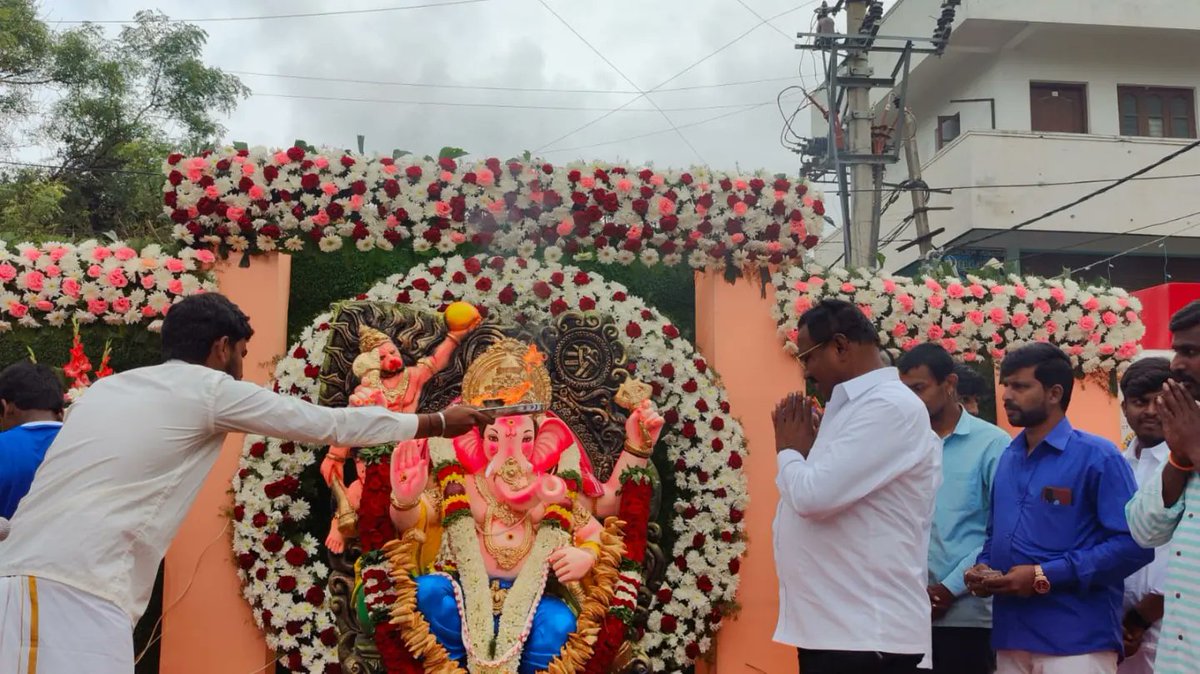 Rmanjunath_mla's tweet photo. #ಎಜಿಬಿ_ಗೆಳೆಯರ_ಬಳಗದ_ಗಣೇಶೋತ್ಸವ
ದಾಸರಹಳ್ಳಿ ವಿಧಾನಸಭಾ ಕ್ಷೇತ್ರದ ಎ.ಜಿ.ಬಿ ಬಡಾವಣೆ ಎ.ಜಿ.ಬಿ ಗೆಳೆಯರ ಬಳಗ ಆಯೋಜಿಸಿದ್ದ ಗಣೇಶೋತ್ಸವ ಕಾರ್ಯಕ್ರಮದಲ್ಲಿ ಭಾಗಿಯಾದ ಸಂದರ್ಭ.
#dasarahalli #agbbadavane #ganeshotsava #bengaluru #rmanjunathmla https://t.co/VnVloNeLBB