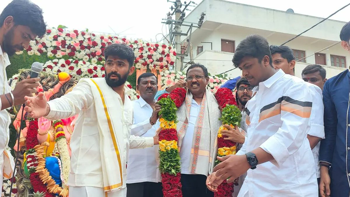 Rmanjunath_mla's tweet photo. #ಎಜಿಬಿ_ಗೆಳೆಯರ_ಬಳಗದ_ಗಣೇಶೋತ್ಸವ
ದಾಸರಹಳ್ಳಿ ವಿಧಾನಸಭಾ ಕ್ಷೇತ್ರದ ಎ.ಜಿ.ಬಿ ಬಡಾವಣೆ ಎ.ಜಿ.ಬಿ ಗೆಳೆಯರ ಬಳಗ ಆಯೋಜಿಸಿದ್ದ ಗಣೇಶೋತ್ಸವ ಕಾರ್ಯಕ್ರಮದಲ್ಲಿ ಭಾಗಿಯಾದ ಸಂದರ್ಭ.
#dasarahalli #agbbadavane #ganeshotsava #bengaluru #rmanjunathmla https://t.co/VnVloNeLBB