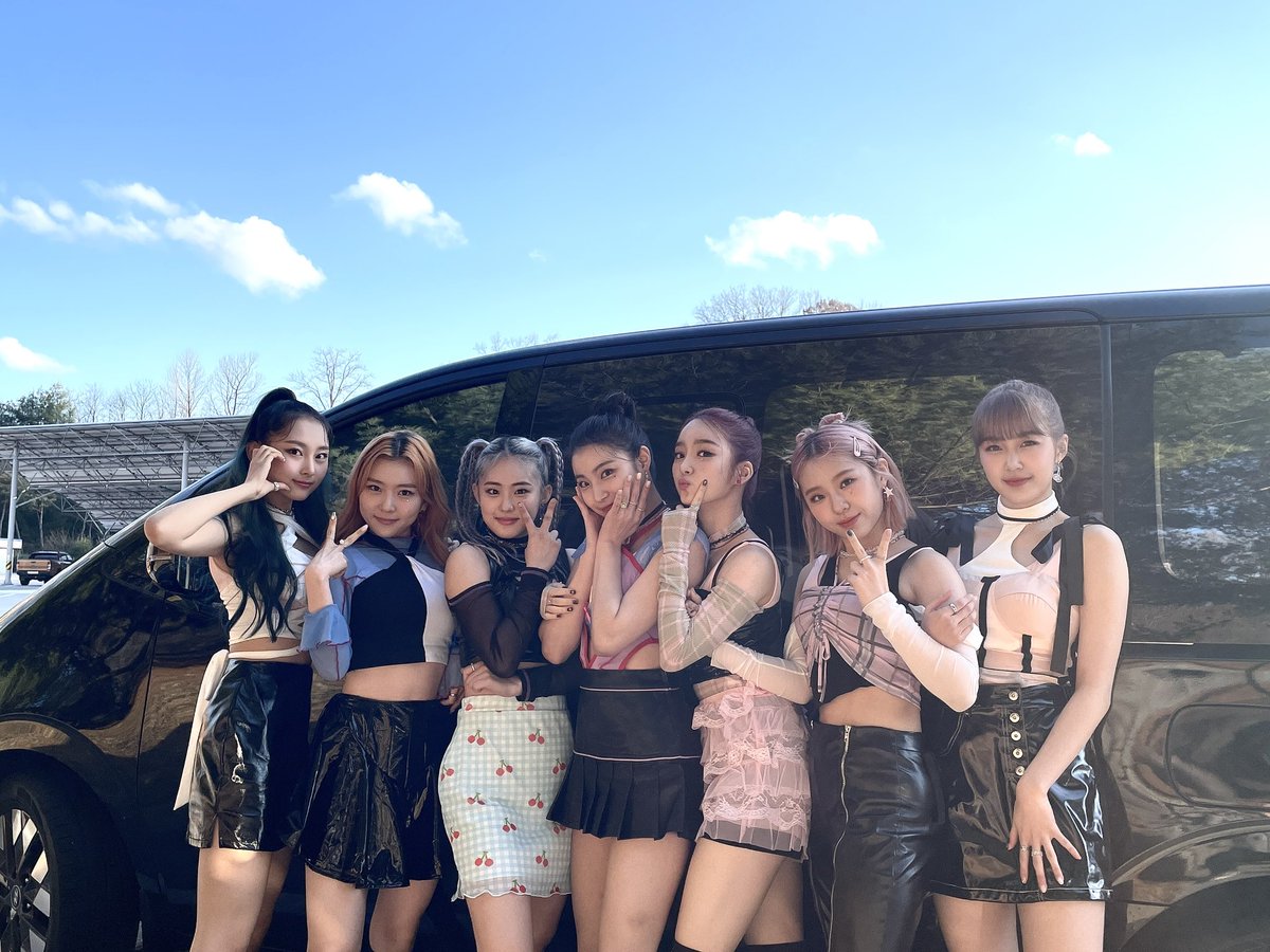 happy ichillin' first anniversary!!!
#HAPPY_ICHILLIN_DAY
#OneYearWithICHILLIN
#1stSpringWithICHILLIN 
#ICHILLIN #아이칠린
<a href="/ichillin_km/">ICHILLIN' OFFICIAL</a> <a href="/I_m_chillin/">ICHILLIN'</a>