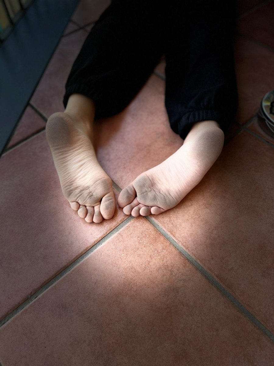 nirvyone0's tweet photo. Come to clean my dirty feet #feet #dirtyfeet #feetfethish #feetworship #feetpicsforsales #feetgamer #gamergirl #teenfeet #dirtysoles #soles #feet https://t.co/xzGxwwnc9f