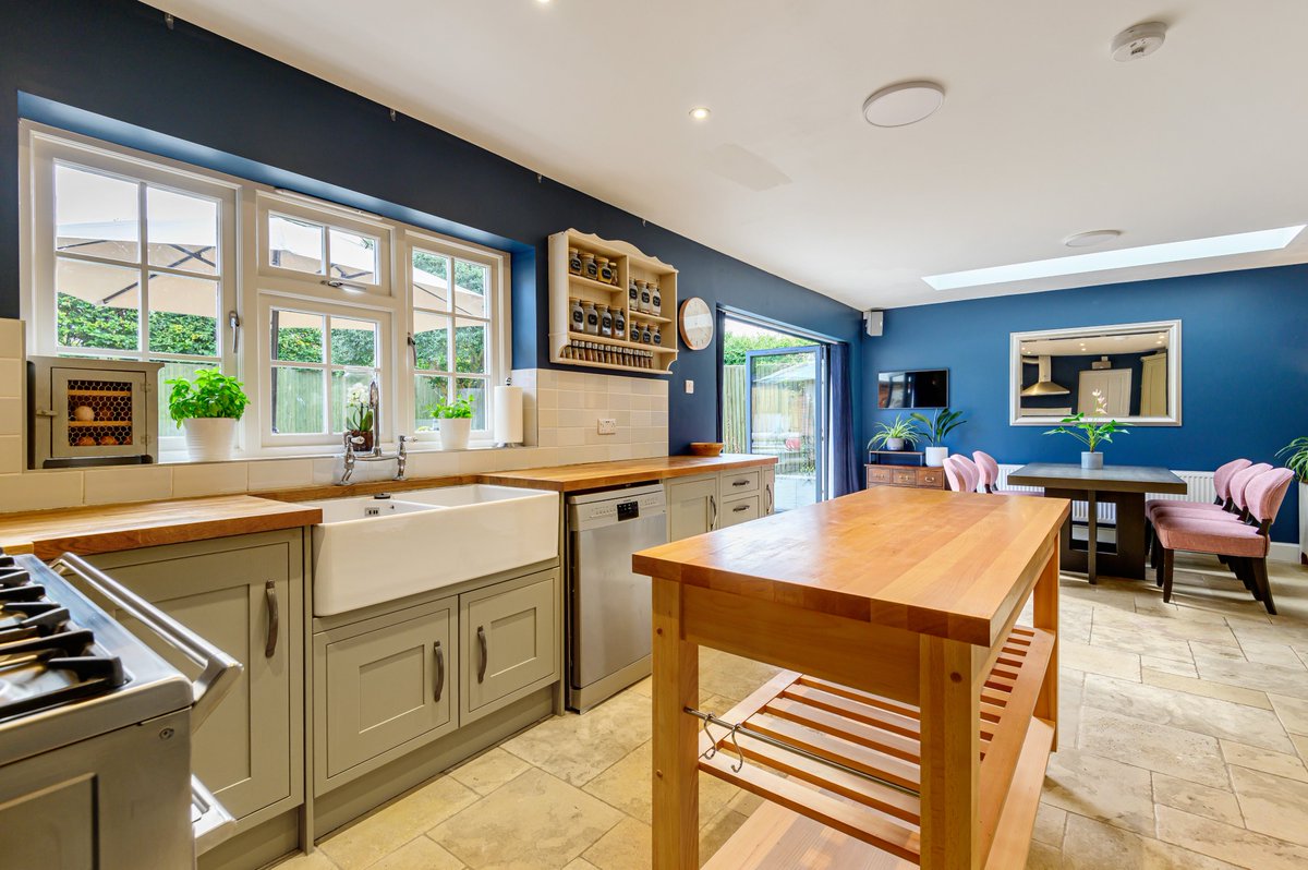 KLestateagents's tweet photo. Windsor Cottage. https://t.co/MzXBo7ryjr