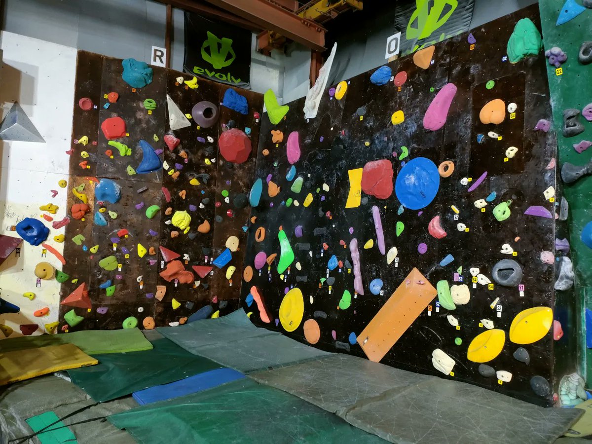 FreeclimberH's tweet photo. 8/22-23、栃木県宇都宮市にある【Climbing Gym Rockyn】にてセット。

ロッキンでも人気のある垂壁、スラブ壁を２日間かけてセット！

ホールドの密度を増やして課題つくりやセッションがしやすいようになっています！

緩傾斜で身につく上手さはたくさんあります。

しっかり登りこんでください！ https://t.co/azOly66PDm