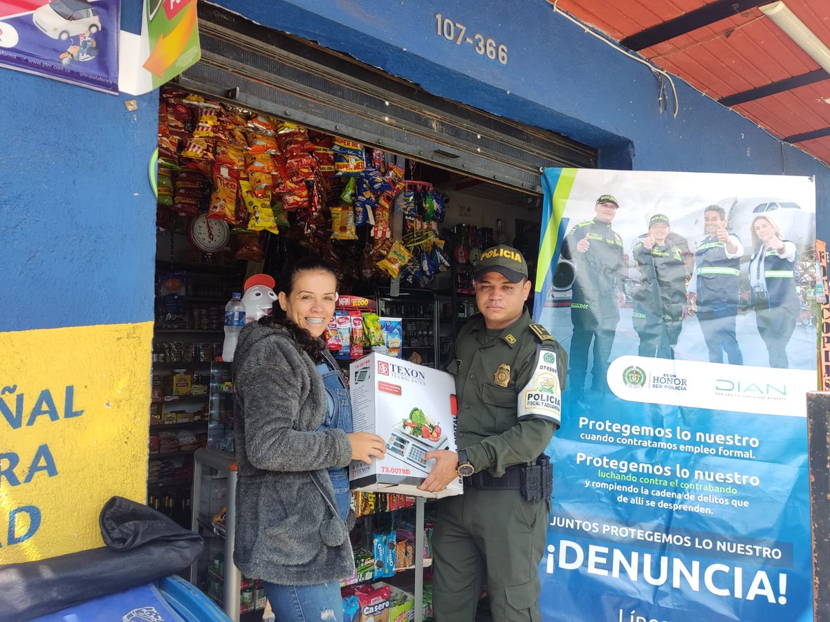 PoliciaAduanera's tweet photo. En #Medellín con @fenaltiendas reconocimos el trabajo de los tenderos con la entrega de 80 grameras digitales en los barrios: Santo Domingo, Popular 1, 2, Andalucía, Aranjuez, Manrique, Belén, Campo Valdez entre otros. Continúamos promoviendo la cultura de la legalidad. https://t.co/kVfXSsN6wX