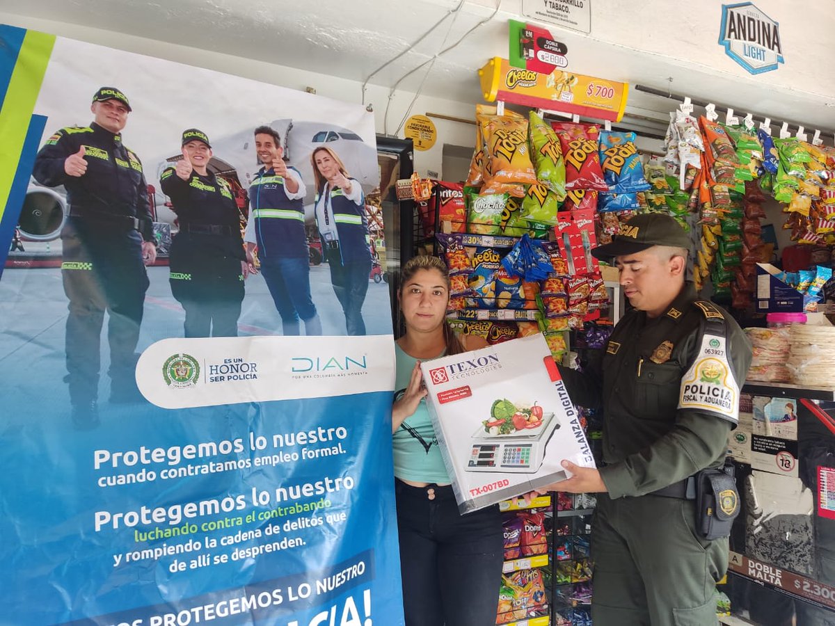 PoliciaAduanera's tweet photo. En #Medellín con @fenaltiendas reconocimos el trabajo de los tenderos con la entrega de 80 grameras digitales en los barrios: Santo Domingo, Popular 1, 2, Andalucía, Aranjuez, Manrique, Belén, Campo Valdez entre otros. Continúamos promoviendo la cultura de la legalidad. https://t.co/kVfXSsN6wX