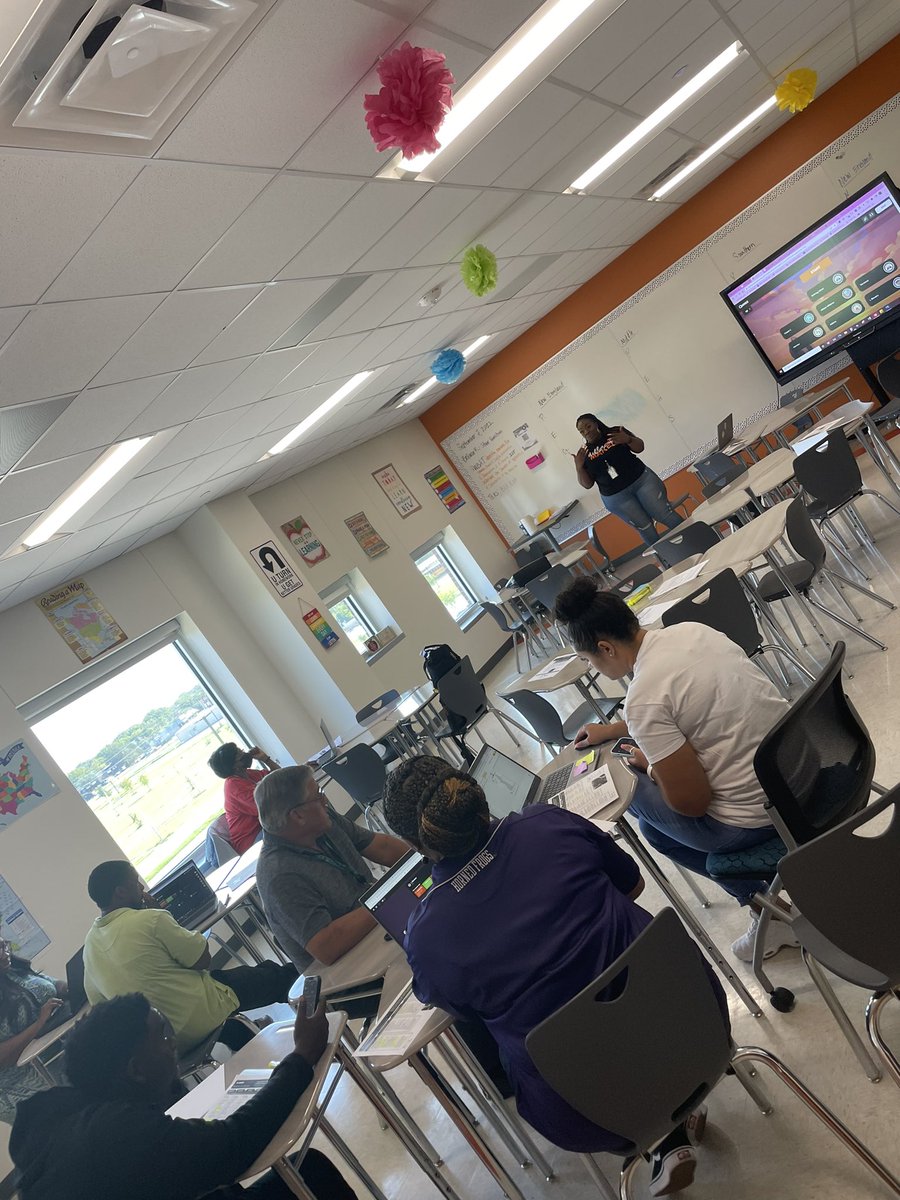 BNParks08's tweet photo. Our middle school ELAR instructional coach @cobbs_ms leading our SS cluster! All about T-Tess indicators! #technolgyintergration #L2L #LearninginAction #Quizziz ๐ค๐งก https://t.co/NwtFmnRIbV