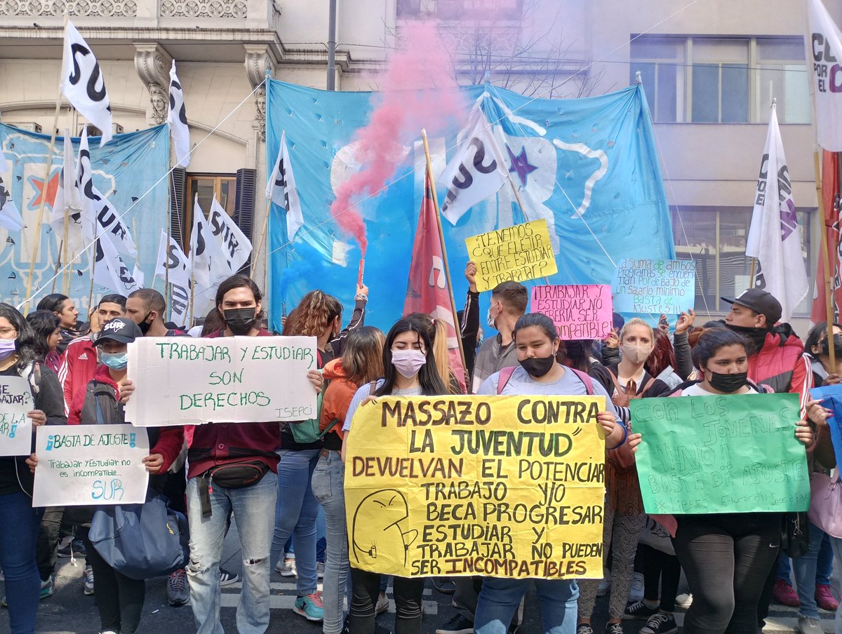 Sur_JuventudC's tweet photo. Ya estamos frente al ANSES ✊️🔥

¡Necesitamos respuestas! BASTA DE AJUSTE. 
Paren de recortar el Progresar y el Potenciar Trabajo 

#estudiarytrabajarescompatible https://t.co/R33k34Gls5