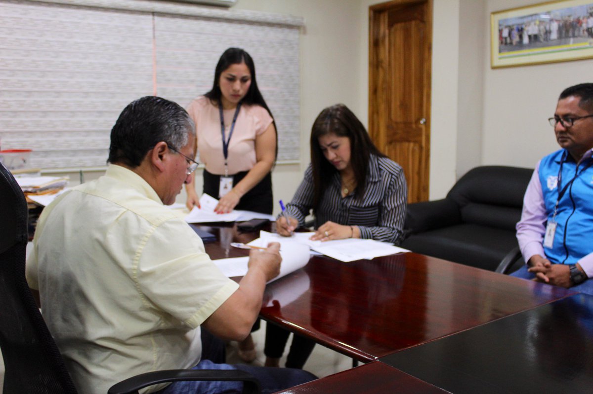 EducacionZ5_Ec's tweet photo. [GUAYAS] @monka78, coord. de @EducacionZ5_Ec, junto a Elvis Espinoza, alcalde de @MLomense, firmaron un convenio interinstitucional para la entrega de materiales de construcción para varias instituciones con una inversión de $ 43 mil dólares.
#EncontrémonosPorLaEducación https://t.co/7gESPvqH74