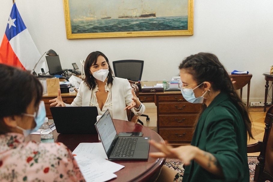 camila_vallejo's tweet photo. Quiero reconocer a @izkia, tanto por su cariño como por su labor como ministra y en la campaña del Presidente.
Su compromiso y valentía es enorme; no dudó en asumir el rol de ser la 1era ministra mujer del Interior. Te admiro profundamente!
Gracias compañera❤️ https://t.co/VLmHiiJUKI