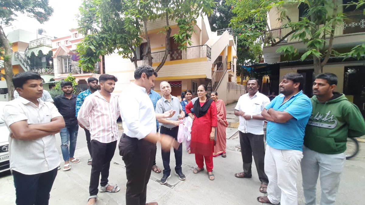 DrSankara_guha's tweet photo. #BangloreSouth ಚೆನ್ನಮ್ಮನಕೆರೆ ಶ್ರೀಕಂಠೇಶ್ವರ ಪಾಕ್೯ ರಸ್ತೆಯ ಬದಿಯಲ್ಲಿ ಕಸದ ರಾಶಿ ತುಂಬಿದ್ದು ಚರಂಡಿ ವ್ಯವಸ್ಥೆ ಸರಿ ಇಲ್ಲದೆ, ಜನ ತೊಂದರೆ ಅನುಭವಿಸುತ್ತಿದ್ದಾರೆ.
ಸಂಸದ @Tejasvi_Surya ಅವರೇ ತಮ್ಮ ಕ್ಷೇತ್ರದ ಕಡೆಗೆ ಗಮನಹರಿಸಿ. ತಮ್ಮಿಂದ ಆಗದು ಎಂದಾದರೆ ಹೇಳಿ ನಾವೇ ಪ್ರಯತ್ನ ಮಾಡುತ್ತೇವೆ.
@Ravi_LA
@CMofKarnataka https://t.co/5TSMPD4RoK