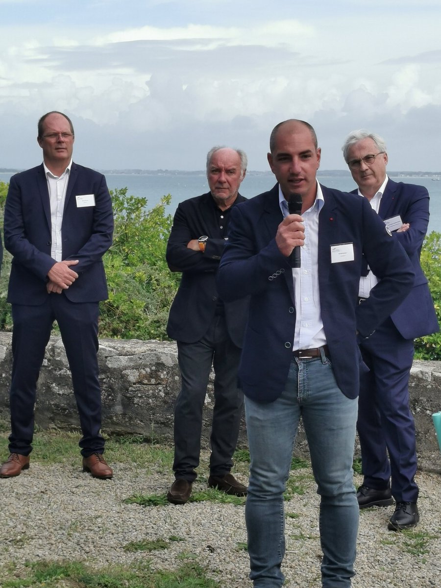 Discours de <a href="/sailingdamien/">Damien Seguin</a>, "enfant de l'ENVSN" au buffet networking du <a href="/ClusterMaritime/">Cluster Maritime Français</a>
 #sportif #champion #routedurhum
<a href="/AlexCornu/">Alex Cornu</a> <a href="/Sports_gouv/">Ministère des Sports 🇫🇷</a> <a href="/MerGouv/">Mer et Pêche</a> <a href="/FFVoile/">FFVoile</a>