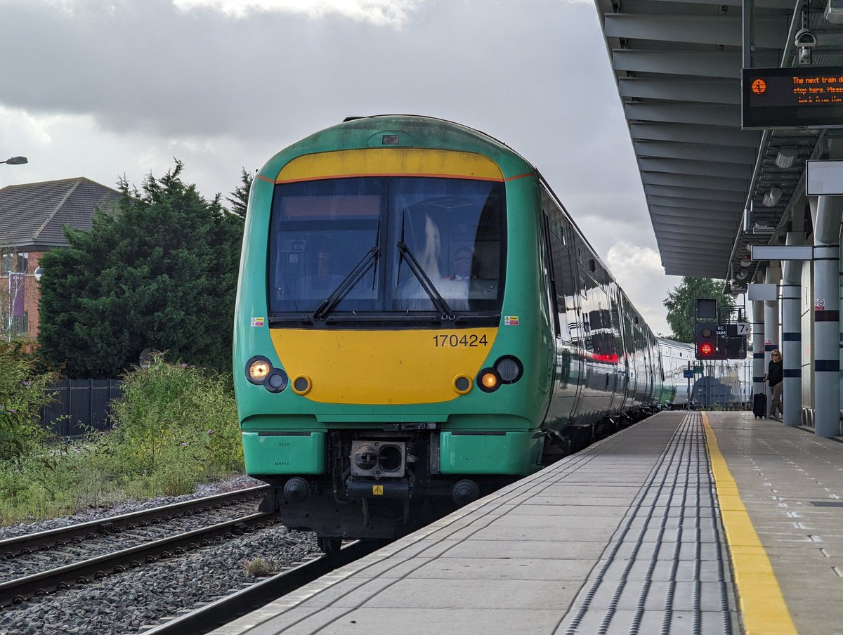 DownOnTheStour's tweet photo. Welcome to this Southern service from Uckfield to Derby? 🤨

That's right former 171 now 170424, 423 &amp; 422 arrive into Derby with a stock transfer from Selhurst to Etches Park ✌️

#DispatchersOfTwitter #Railwayphotography #trainphotography #railwaytwitter #class171 #southern https://t.co/et3p2cWznK