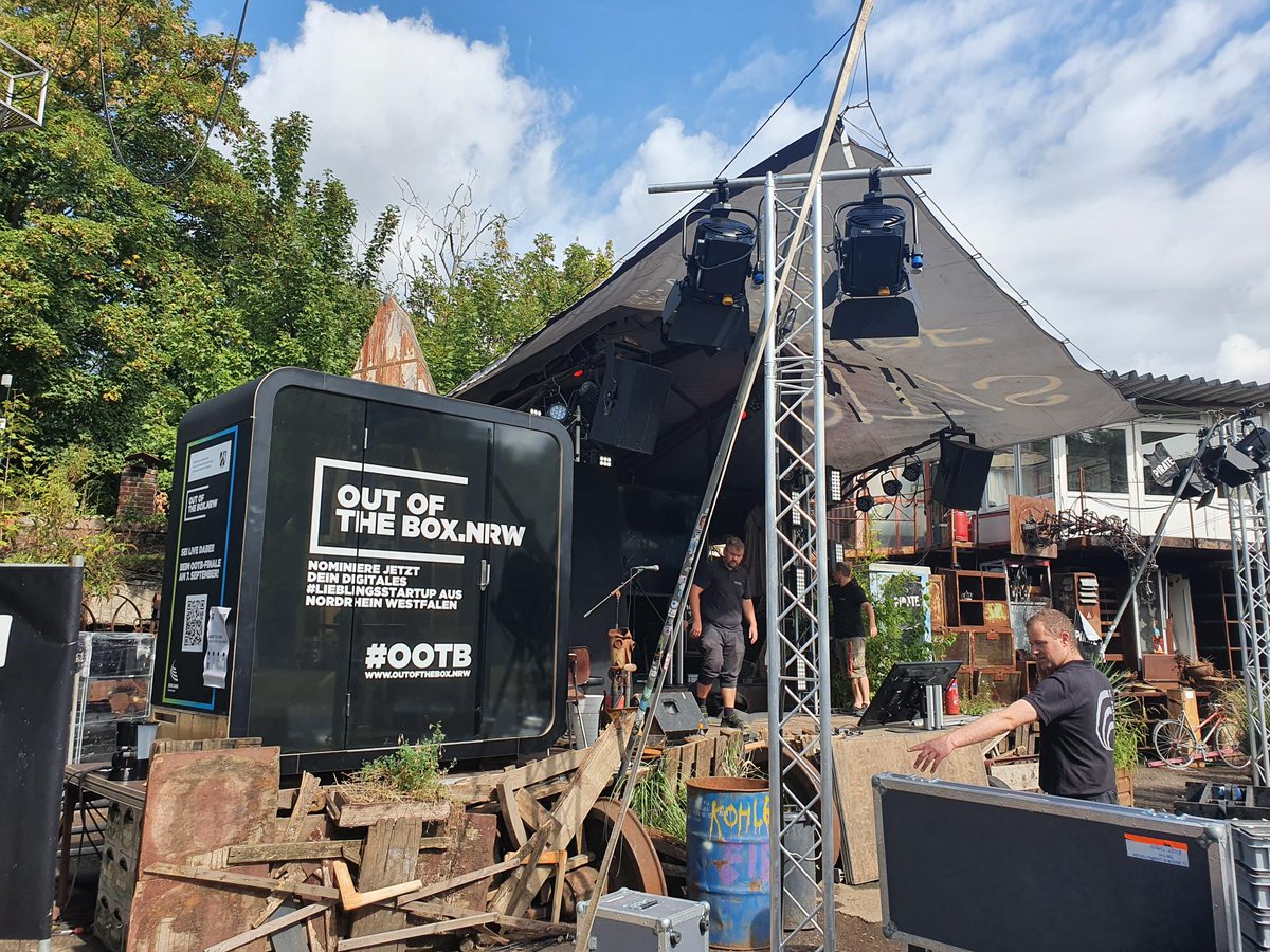 Last preparations are made before the finales of the Out of the Box Award takes place tonight, at 6 pm. We are already excited! #ootb #ootbnrw #vrtherapy #onstage