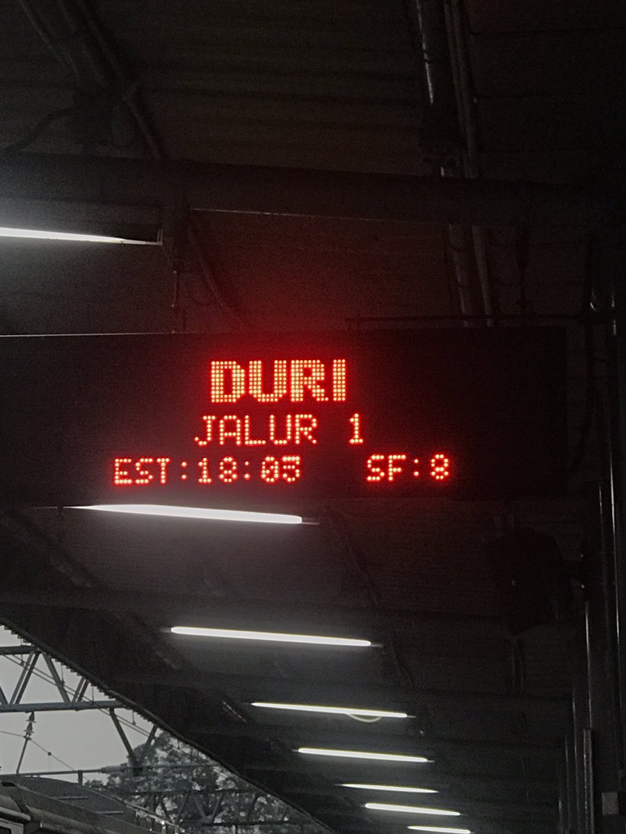 7astrid7's tweet photo. Jam sibuk, waiting time malah 20 menit. Kereta sebelumnya jam 17:43. Kenapa sih? @CommuterLine @KAI121 semenjak perubahan di St. Manggarai, waktu tempuh makin lama. https://t.co/2IU2mH0kD4
