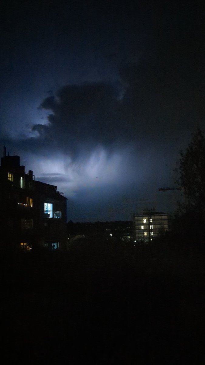 j_e_pearce's tweet photo. Last night vs. this morning view from my window https://t.co/Yrd0Kx0Wwk